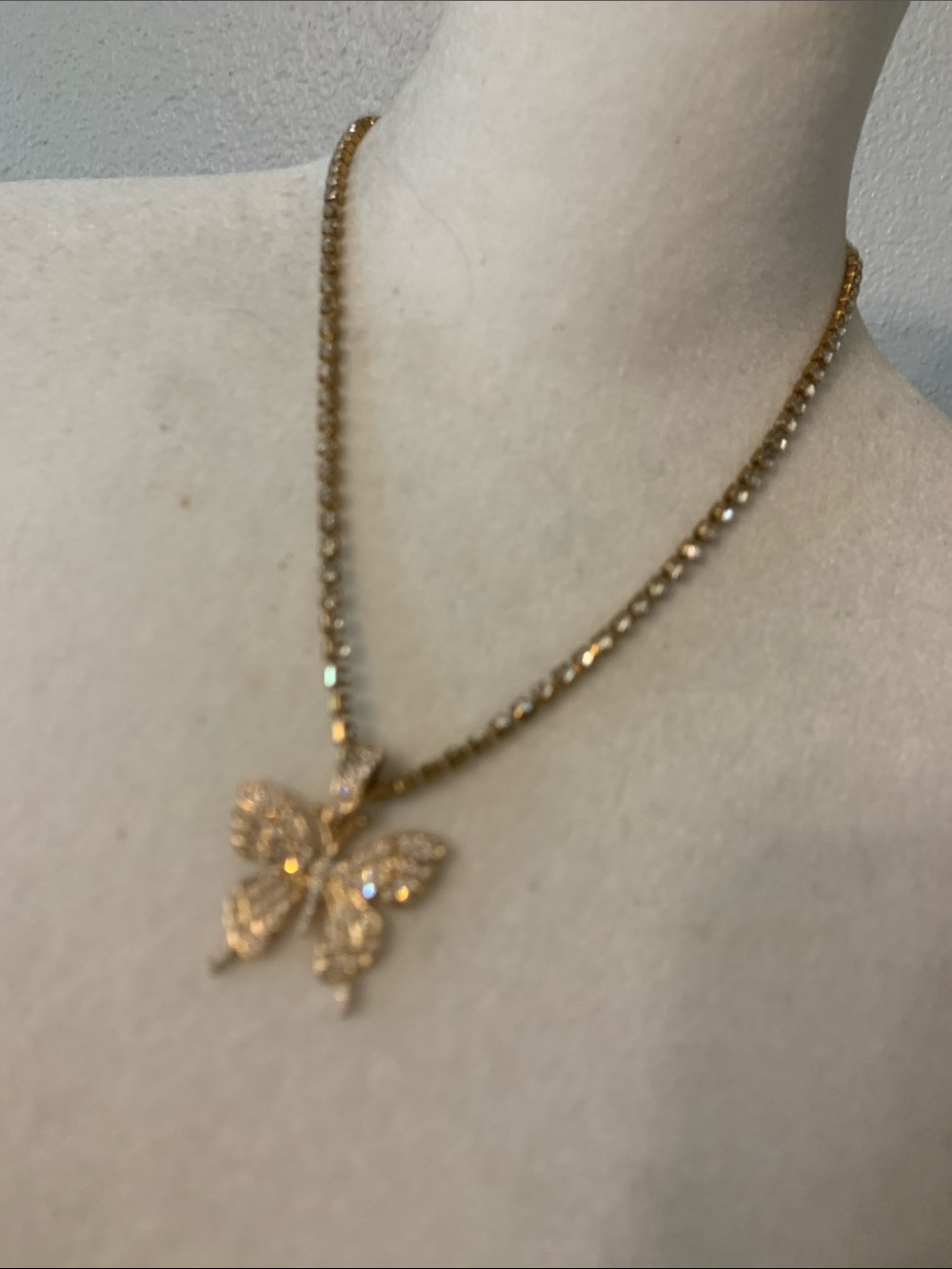 NWOT Elegant Rose Gold Sparkly Butterfly Pendant Necklace - Women Jewelry